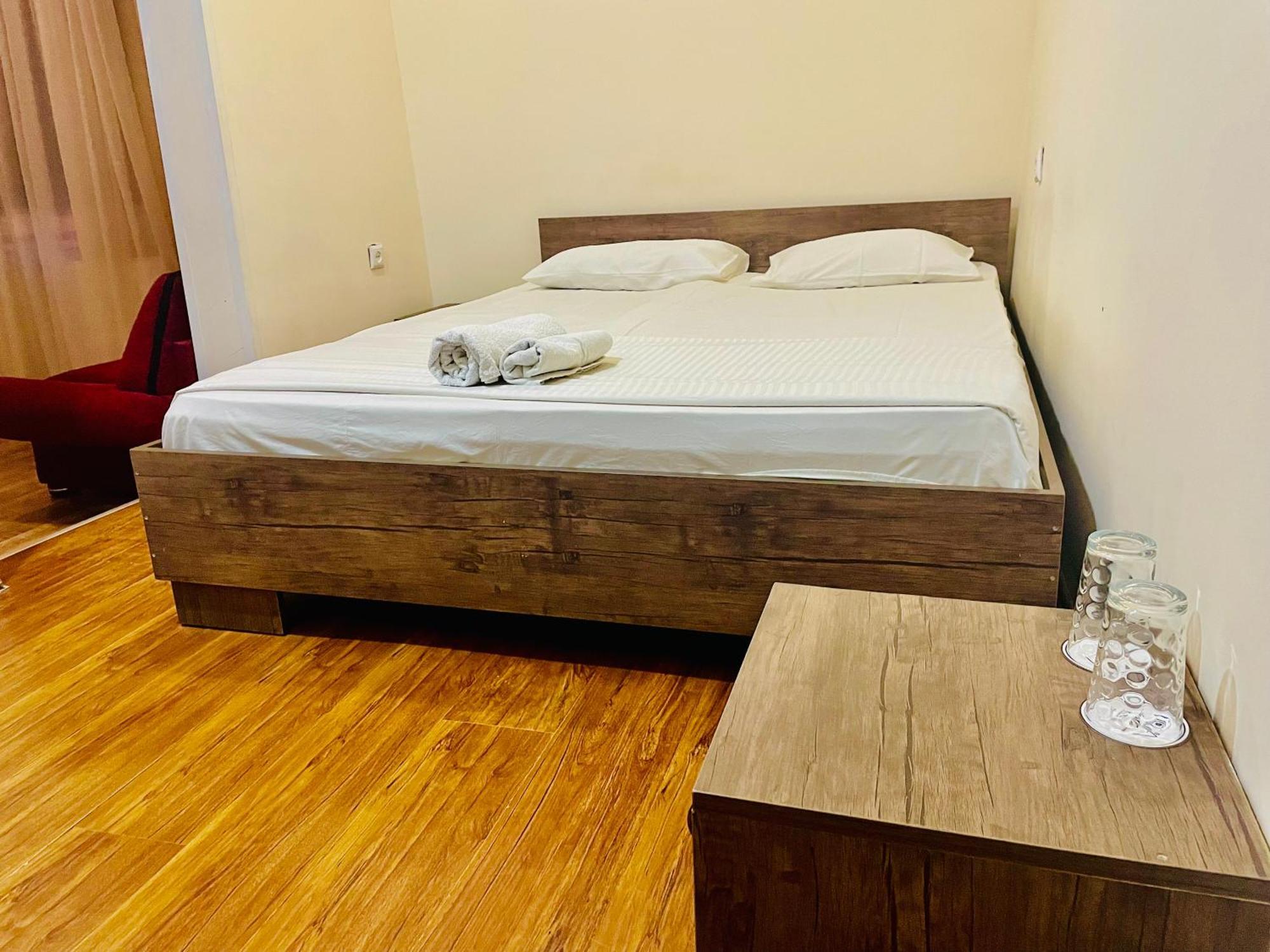 Hotel Klarastan Bon Voyage 第比利斯 外观 照片